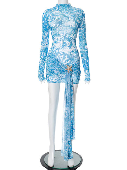 Noor – Figuurvolgende sheath dress met moderne print en lange mouwen