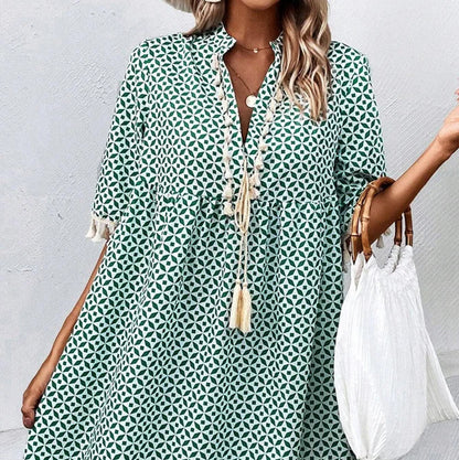 Eline – Trendy zomerjurk met opvallende print en elegante V-hals